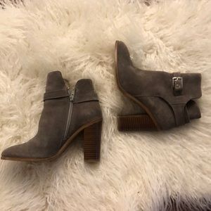 STEVE MADDEN grey ankle bootie